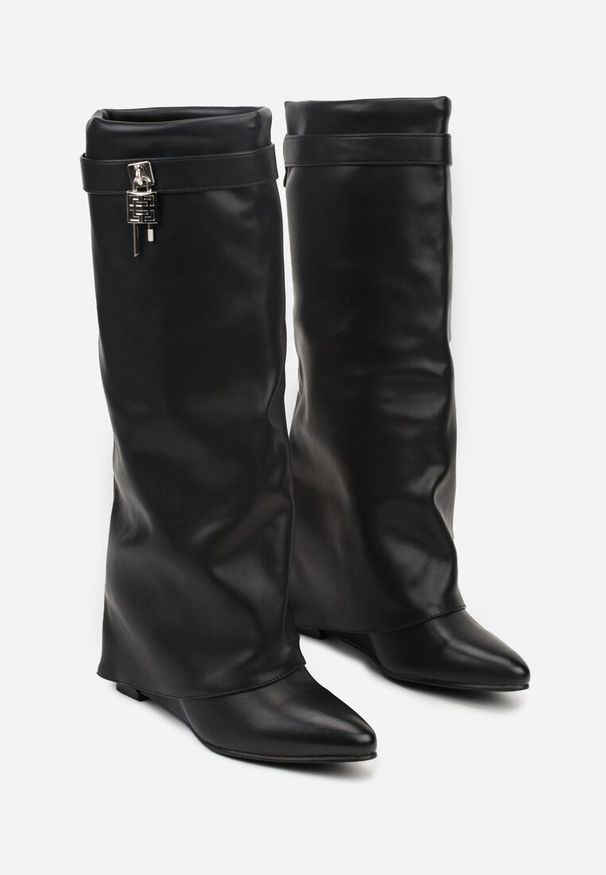 Born2be - Czarne Kozaki na Koturnie z Modnie Wywiniętą Cholewką z Klamrą Erisela. Zapięcie: klamry. Kolor: czarny. Materiał: jeans. Szerokość cholewki: normalna. Sezon: zima. Obcas: na koturnie. Styl: klasyczny, elegancki