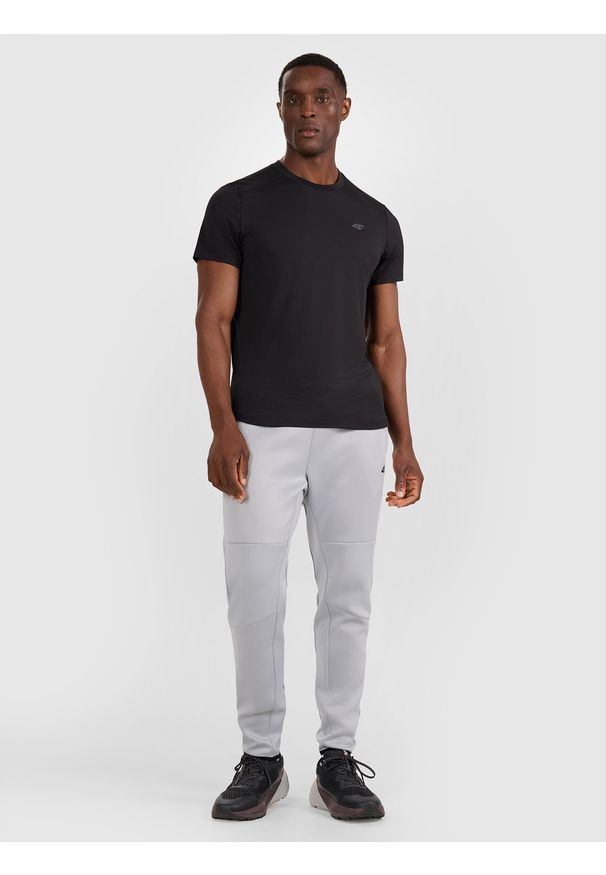 4f - 4F Koszulka treningowa szybkoschnąca męska - czarna XXL. Kolor: czarny. Materiał: włókno, materiał, elastan. Wzór: ze splotem. Sport: fitness