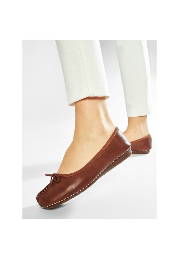 Baleriny Clarks. Kolor: brązowy