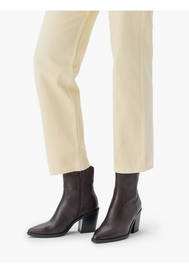 Ryłko - Bordowe botki na słupku. Okazja: do pracy. Zapięcie: zamek. Kolor: czerwony. Szerokość cholewki: normalna. Wysokość cholewki: za kostkę. Materiał: skóra. Obcas: na słupku. Styl: elegancki, street. Wysokość obcasa: średni