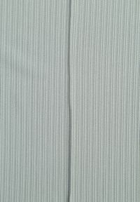 Renee - Zielone Prążkowane Spodnie High Waist z Szerokimi Nogawkami Ginorria. Stan: podwyższony. Kolor: zielony. Materiał: prążkowany. Długość: krótkie. Sezon: lato #7