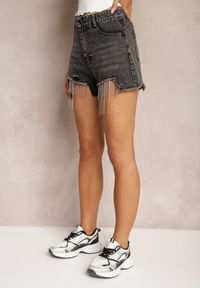Renee - Czarne Jeansowe Szorty z Bawełny High Waist Wykończone Cyrkoniami i Przetarciami Tiamelba. Okazja: na co dzień, na imprezę. Stan: podwyższony. Kolor: czarny. Materiał: bawełna, jeans. Długość: krótkie. Wzór: aplikacja. Styl: elegancki, casual #5