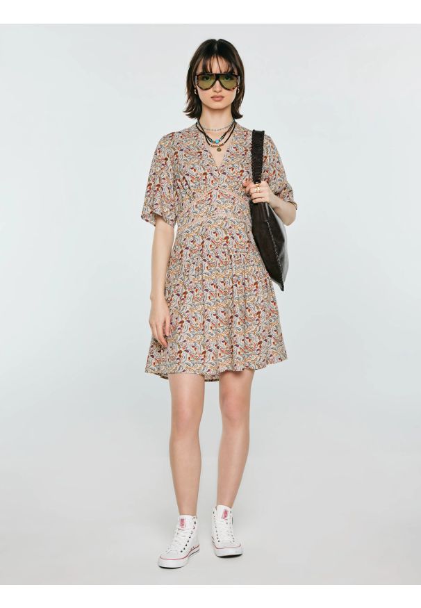 Big-Star - Sukienka damska mini z wiskozy z nadrukiem kremowa Viana 103. Typ kołnierza: kołnierzyk stójkowy. Kolor: kremowy. Materiał: wiskoza. Długość rękawa: krótki rękaw. Wzór: nadruk. Długość: mini