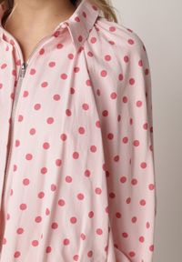 Born2be - Różowa Bluza w Groszki z Wiskozą o Nietoperzowym Kroju z Kołnierzykiem Rayo. Okazja: na co dzień, do pracy. Kolor: różowy. Materiał: wiskoza. Wzór: grochy. Styl: casual, elegancki, retro #5