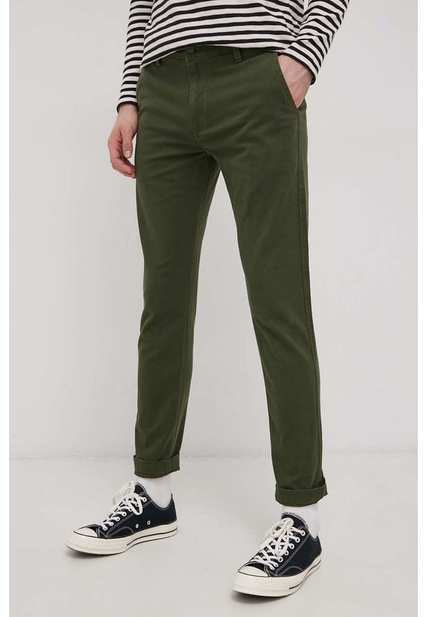 Levi's® - Levi's Spodnie męskie kolor zielony w fasonie chinos. Okazja: na spotkanie biznesowe. Kolor: zielony. Materiał: tkanina. Wzór: gładki. Styl: biznesowy
