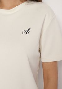 Born2be - Jasnobeżowy T-shirt o Klasycznym Kroju z Ozdobnym Haftem Galerrena. Okazja: na co dzień, na spotkanie biznesowe, do pracy. Kolor: beżowy. Materiał: jeans. Wzór: haft. Styl: klasyczny #6