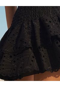 CHARO RUIZ IBIZA - Haftowana sukienka z falbanami Megan. Kolor: czarny. Materiał: bawełna. Wzór: haft. Typ sukienki: z odkrytymi ramionami. Długość: mini #3