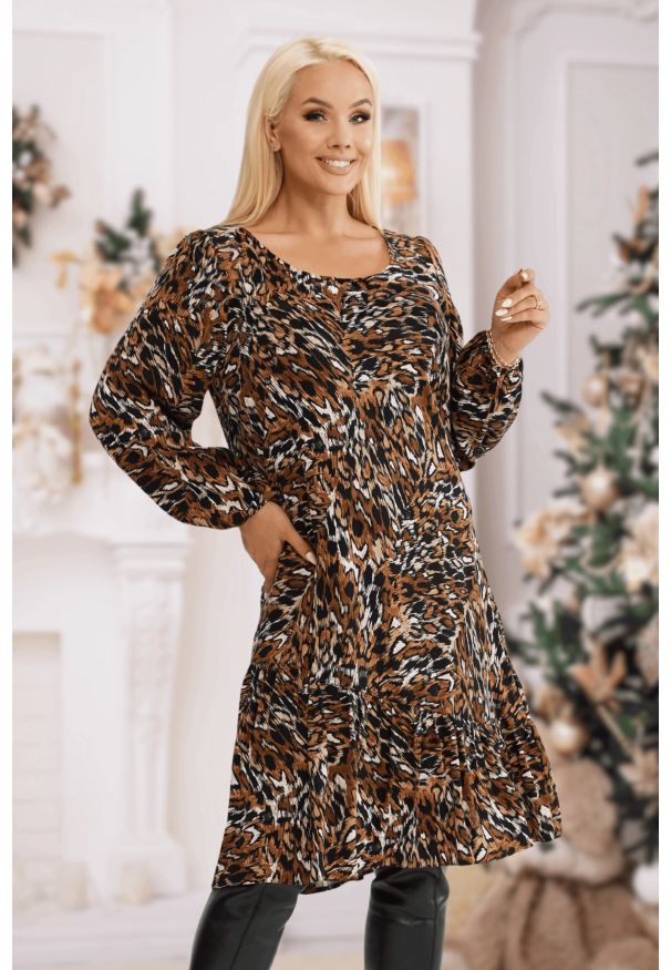 Moda Size Plus Iwanek - Wiskozowa sukienka Ines w panterkę PLUS SIZE XXL OVERSIZE JESIEŃ. Okazja: na co dzień, do pracy. Kolekcja: plus size. Materiał: wiskoza. Długość rękawa: długi rękaw. Wzór: motyw zwierzęcy. Sezon: jesień. Typ sukienki: oversize, dla puszystych. Styl: casual, elegancki