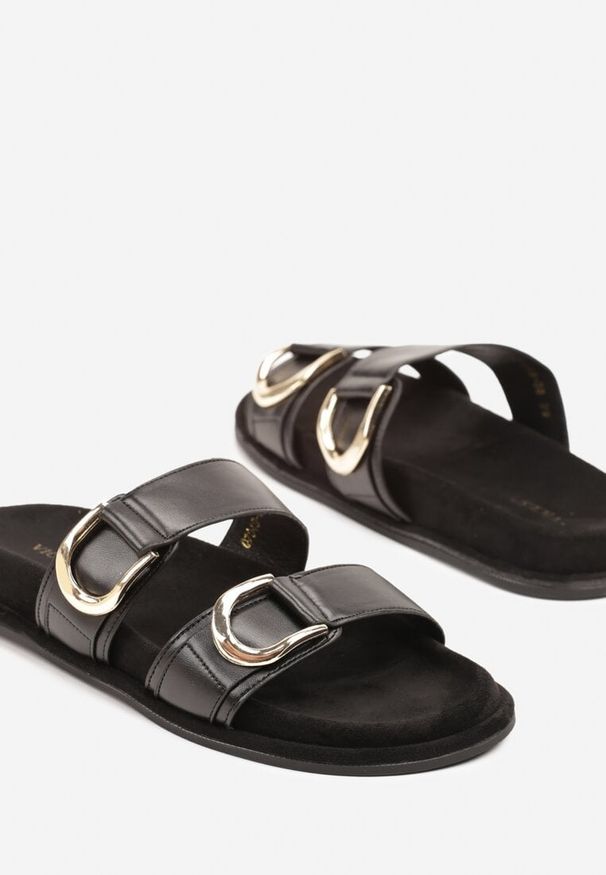 Born2be - Czarne Klapki Vices Ozdobione Klamrami Nilandoria. Okazja: na co dzień. Kolor: czarny. Wzór: aplikacja. Sezon: lato. Obcas: na obcasie. Styl: elegancki, casual. Wysokość obcasa: niski