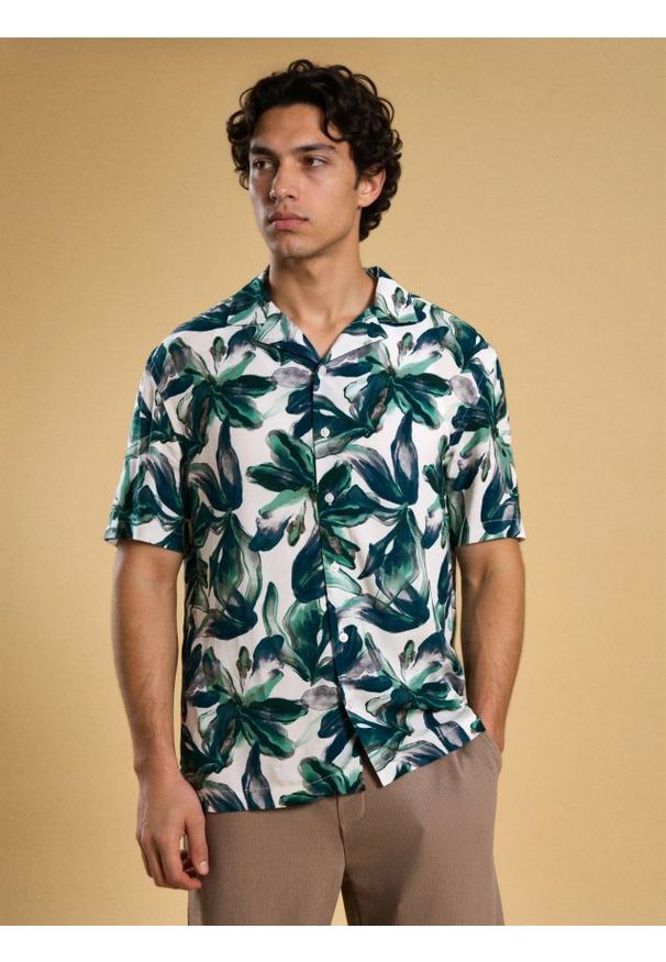 Sinsay - Wiskozowa koszula z krótkim rękawem - zielony. Kolor: zielony. Materiał: wiskoza. Długość rękawa: krótki rękaw. Długość: krótkie