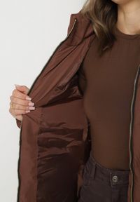 Born2be - Brązowa Długa Pikowana Kurtka z Kapturem i Dwustronnym Suwakiem Naorinae. Okazja: na co dzień, do pracy. Typ kołnierza: kaptur. Kolor: brązowy. Materiał: jeans. Długość rękawa: długi rękaw. Długość: długie. Sezon: zima. Styl: casual, elegancki #7