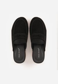 Born2be - Czarne Klapki Drewniaki w Stylu Mokasynów z Nitami Hanaria. Okazja: na co dzień. Kolor: czarny. Materiał: jeans, koronka. Wzór: aplikacja. Styl: casual, elegancki #2