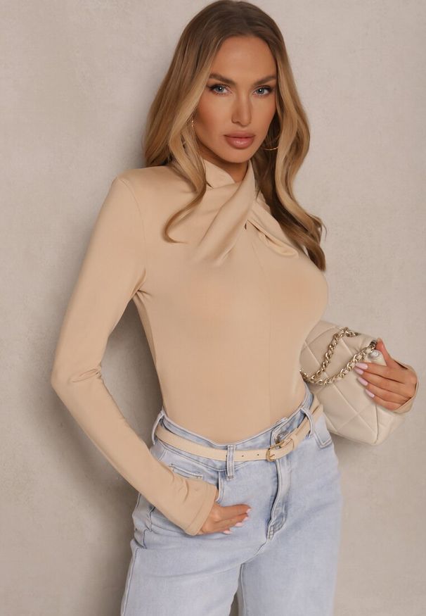 Renee - Beżowa Bluzka z Marszczeniem Przy Zabudowanym Dekolcie Nivana. Okazja: na co dzień. Kolor: beżowy. Materiał: wiskoza, jeans. Styl: klasyczny, casual, elegancki
