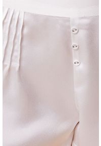 Etam szorty piżamowe damskie kolor biały satynowa. Kolor: biały. Materiał: satyna