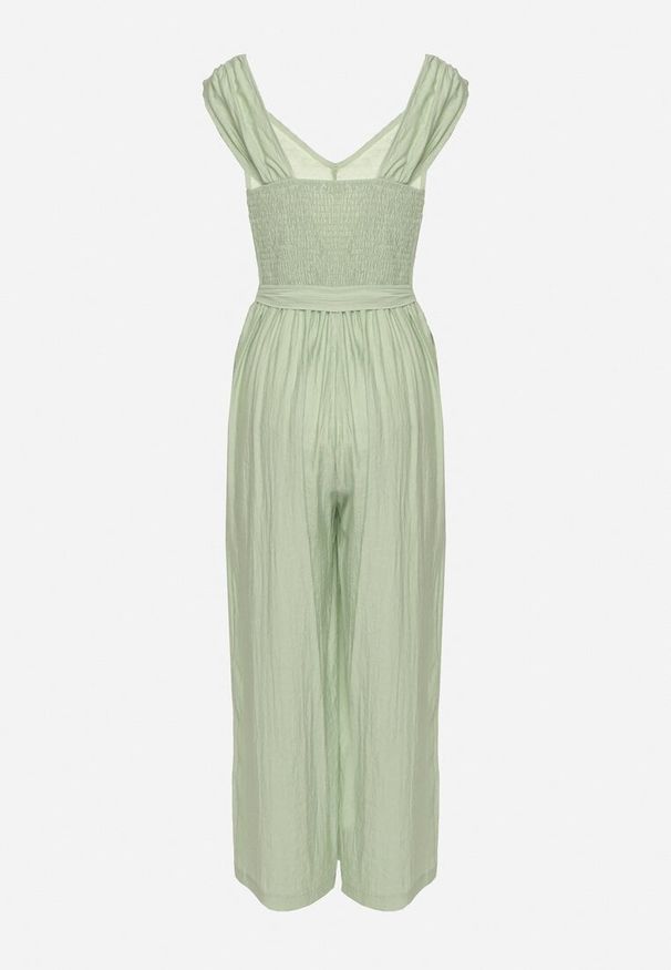 Born2be - Jasnozielony Wiskozowy Kombinezon na Ramiączkach z Materiałowym Paskiem i Gumkami w Talii Zadia. Kolor: zielony. Materiał: wiskoza, materiał. Długość rękawa: na ramiączkach