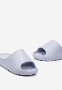 Born2be - Jasnoniebieskie Klapki z Pianki na Płaskiej Podeszwie z Szerokim Paskiem Forara. Okazja: na plażę, na co dzień. Kolor: niebieski. Materiał: len. Sezon: lato. Obcas: na płaskiej podeszwie. Styl: casual, elegancki #5
