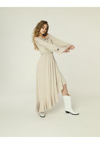 Madnezz - Sukienka Emma - jasny beż. Kolor: beżowy. Materiał: elastan, wiskoza. Typ sukienki: asymetryczne. Długość: midi
