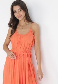 Born2be - Pomarańczowa Plisowana Sukienka Midi ze Sznurkiem w Talii Eidas. Kolor: pomarańczowy. Materiał: materiał, tkanina. Długość rękawa: na ramiączkach. Sezon: lato. Długość: midi #5