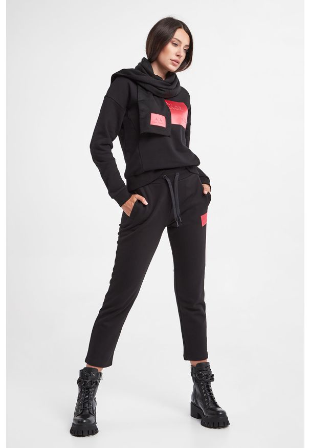 Armani Exchange - Bluza dresowa damska ARMANI EXCHANGE. Materiał: dresówka, dzianina. Długość rękawa: długi rękaw. Długość: długie. Wzór: aplikacja