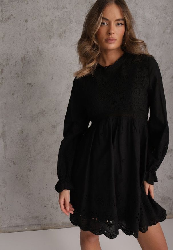 Renee - Czarna Rustykalna Sukienka z Bawełną Zdobiona Haftem i Ażurowymi Wycięciami Winlith. Okazja: na co dzień. Kolor: czarny. Materiał: bawełna. Wzór: ażurowy, haft, aplikacja. Styl: casual, klasyczny