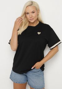 Born2be - Czarny Bawełniany T-shirt o Kroju Oversize ze Zdobieniem przy Rękawach Milatia. Okazja: na co dzień. Kolor: czarny. Materiał: bawełna. Wzór: aplikacja. Styl: elegancki, casual