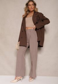 Renee - Brązowa Marynarka Dwurzędowa o Przedłużonym Fasonie Pilinne. Okazja: na spotkanie biznesowe, do pracy, na co dzień. Kolor: brązowy. Materiał: jeans. Styl: elegancki, biznesowy, casual