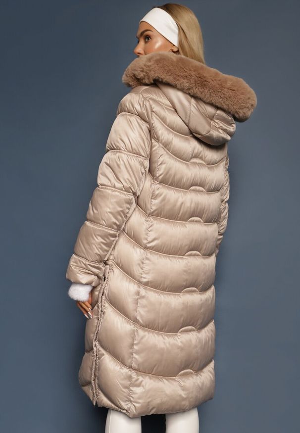 Renee - Beżowa Kurtka Płaszcz za Kolano z Pikowaniem i Odpinanym Kapturem Calarin. Kolor: beżowy. Materiał: futro, zamsz. Długość: długie. Sezon: zima. Styl: elegancki