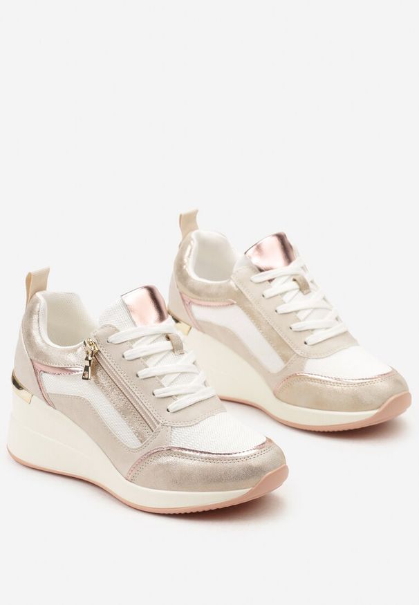 Renee - Beżowe Sneakersy Ozdobione Suwakiem i Metalowymi Aplikacjami na Koturnie Warranta. Okazja: na co dzień, na spacer. Kolor: beżowy. Materiał: jeans. Wzór: aplikacja. Sezon: lato, wiosna. Obcas: na koturnie. Sport: turystyka piesza