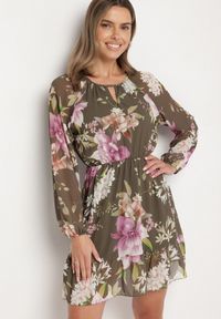 Born2be - Ciemnozielona Sukienka o Rozkloszowanym Kroju w Kwiaty Zeramera. Okazja: na co dzień. Kolor: zielony. Materiał: wiskoza. Długość rękawa: długi rękaw. Wzór: kwiaty. Typ sukienki: rozkloszowane. Styl: casual