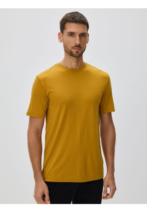 Reserved - T-shirt regular z wiskozą - bursztynowy. Kolor: pomarańczowy. Materiał: wiskoza