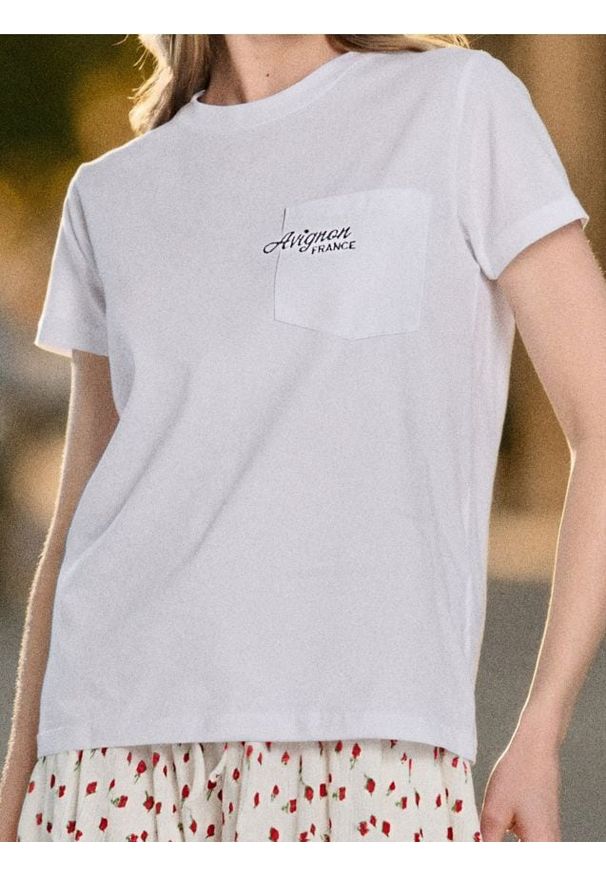 Sinsay - Bawełniana koszulka z haftem - biały. Kolor: biały. Materiał: bawełna. Wzór: haft