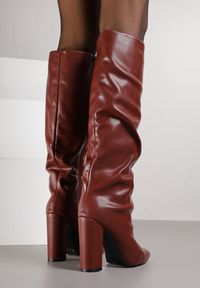 Renee - Bordowe Marszczone Kozaki na Słupkowym Obcasie z Noskiem w Szpic Badara. Okazja: na co dzień. Kolor: czerwony. Materiał: jeans, koronka. Obcas: na obcasie. Styl: casual, klasyczny. Wysokość obcasa: średni #3