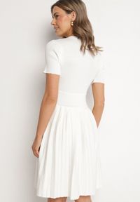 Born2be - Biała Sukienka z Wiskozy o Rozkloszowanym Kroju z Plisami i Guzikami Alusena. Okazja: na co dzień. Kolor: biały. Materiał: wiskoza. Typ sukienki: rozkloszowane. Styl: casual, elegancki #7