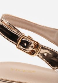 Born2be - Szampańskie Sandały VICES na Słupku ze Sprzączką i Ozdobną Kokardką Orinvia. Okazja: na co dzień. Zapięcie: sprzączka. Kolor: złoty. Materiał: jeans. Obcas: na słupku. Styl: casual, klasyczny, elegancki #7