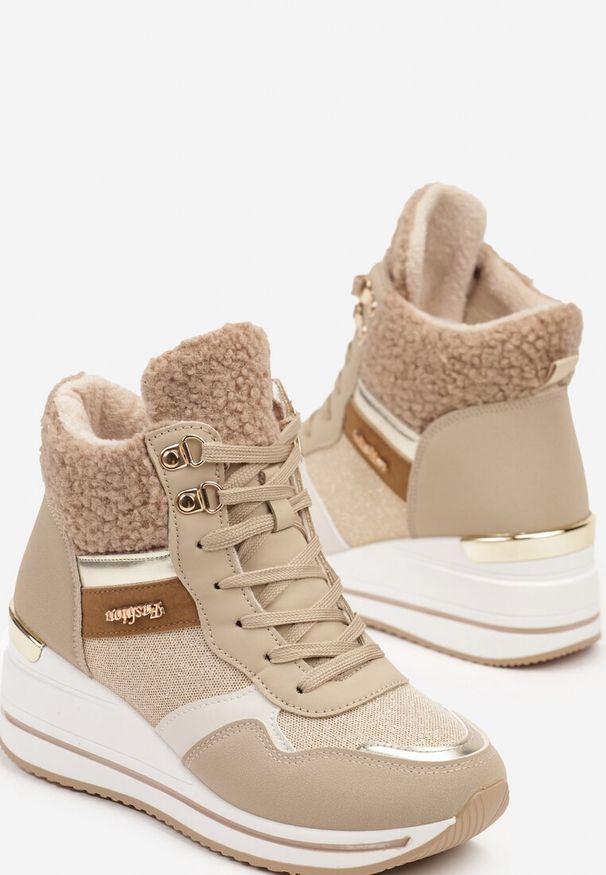 Renee - Ciemnobeżowe Botki na Koturnie w Streetwearowym Stylu Ozdobione Futerkiem Arabelline. Okazja: na co dzień. Zapięcie: sznurówki. Kolor: beżowy. Materiał: futro. Wzór: aplikacja. Obcas: na koturnie. Styl: elegancki, casual, klasyczny