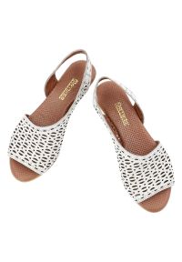 Sandały damskie Artiker, eleganckie ze skóry naturalnej wsuwane na płaskim obcasie, białe, 56C2549. Okazja: na co dzień. Zapięcie: bez zapięcia. Kolor: biały. Wzór: ażurowy. Materiał: skóra. Sezon: lato. Obcas: na obcasie. Styl: elegancki. Wysokość obcasa: niski #7