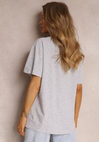 Renee - Jasnoszary T-shirt Eraela. Kolekcja: plus size. Kolor: szary. Materiał: bawełna, tkanina. Długość rękawa: krótki rękaw. Długość: krótkie. Styl: klasyczny #4