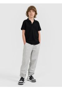 4f - 4F Koszulka polo regular chłopięca - czarna 164 (13-14 lat). Typ kołnierza: polo. Kolor: czarny. Materiał: dzianina. Wzór: ze splotem. Sezon: lato. Styl: klasyczny, sportowy #2