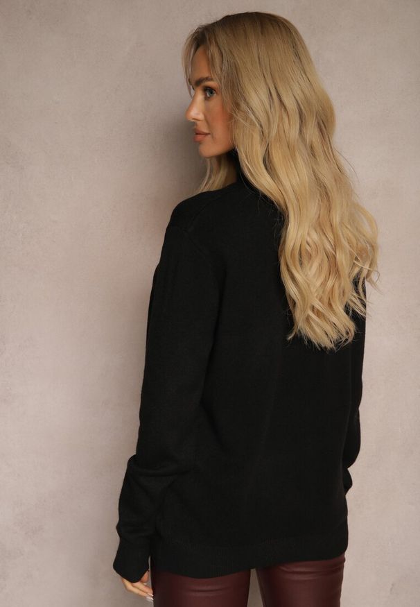 Renee - Czarny Casualowy Golf z Dodatkiem Bawełny i Wiskozy Lerinae. Okazja: na co dzień. Typ kołnierza: golf. Kolor: czarny. Materiał: bawełna, wiskoza. Długość rękawa: długi rękaw. Długość: długie. Styl: casual