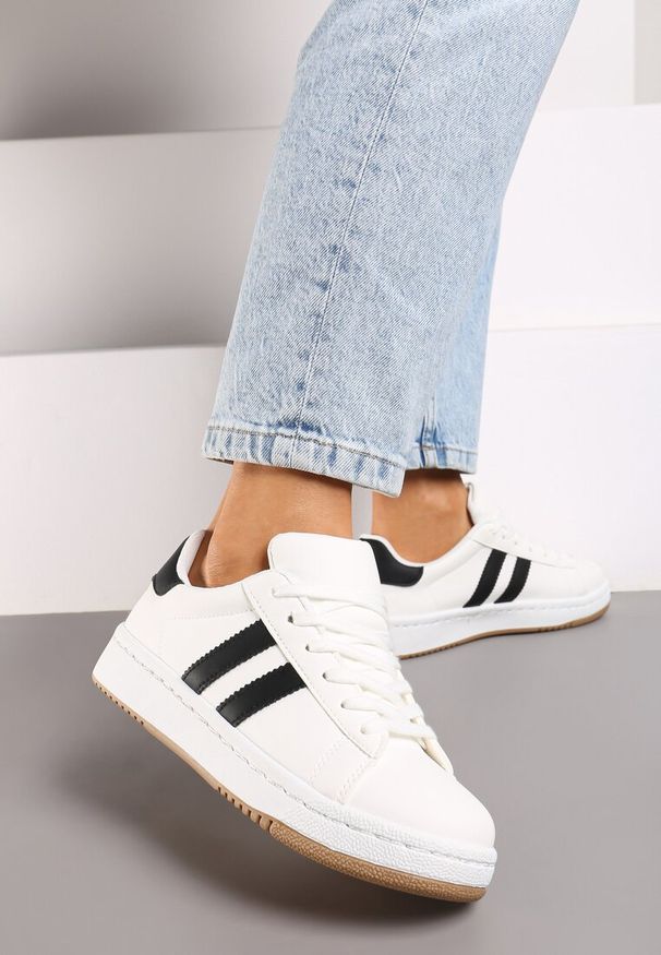 Renee - Białe Sneakersy na Płaskiej Podeszwie Ozdobione Kontrastowymi Paskami Navisella. Okazja: na co dzień. Nosek buta: okrągły. Zapięcie: pasek. Kolor: biały. Materiał: jeans. Wzór: aplikacja. Obcas: na płaskiej podeszwie
