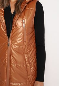 Born2be - Brązowa Długa Kamizelka z Kapturem Ozdobiona Imitacją Kieszeni Mavaria. Typ kołnierza: kaptur. Kolor: brązowy. Materiał: jeans. Długość: długie. Wzór: aplikacja. Sezon: jesień, wiosna. Styl: sportowy, klasyczny, elegancki #2