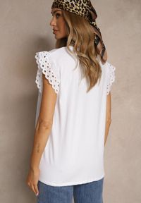 Renee - Biała Bawełniana Bluzka z Krótkim Rękawem z Ażurowej Falbanki Voanira. Okazja: na co dzień. Typ kołnierza: kołnierz z falbankami. Kolor: biały. Materiał: bawełna. Długość rękawa: krótki rękaw. Długość: krótkie. Wzór: ażurowy. Styl: casual, elegancki #2