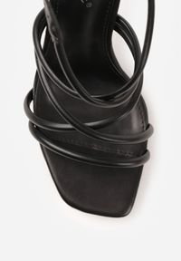 Renee - Czarne Sandały na Klepsydrowej Szpilce z Geometrycznymi Paskami Molthise. Zapięcie: pasek. Kolor: czarny. Wzór: geometria. Obcas: na szpilce. Styl: wizytowy, glamour #8