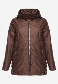 Born2be - Brązowa Przejściolwa Pikowana Kurtka z Odpinanym Kapturem Nevistta. Okazja: na spacer, na co dzień, do pracy. Kolekcja: plus size. Kolor: brązowy. Materiał: poliester, jeans. Styl: casual, elegancki #1