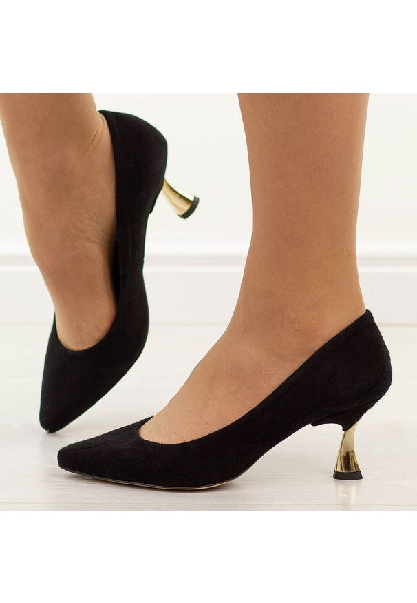 Czarne zamszowe skórzane Polskie szpilki damskie Prestige 2111. Okazja: na spotkanie biznesowe, na ślub cywilny, na wesele, na imprezę. Kolor: czarny. Materiał: zamsz, skóra. Szerokość cholewki: normalna. Obcas: na szpilce. Styl: biznesowy, elegancki, klasyczny, wizytowy. Wysokość obcasa: średni