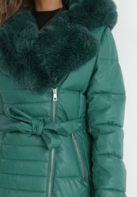 Born2be - Zielona Kurtka Długa Pikowana Płaszcz z Imitacji Skóry z Futerkiem Sezee. Kolekcja: dla wysokich. Kolor: zielony. Materiał: skóra, futro. Długość: długie. Sezon: zima, jesień #7