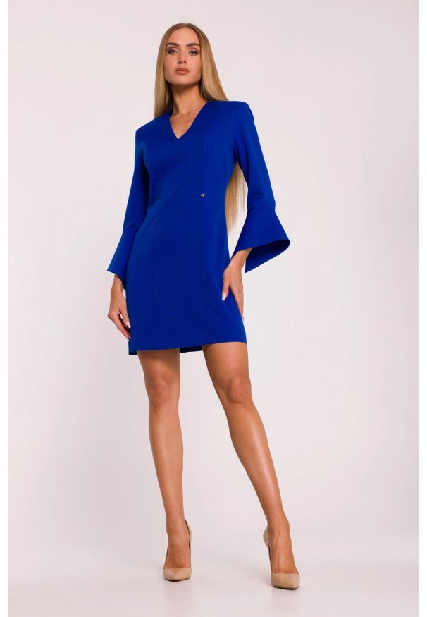 MOE - Elegancka sukienka z szerokimi mankietami dekolt V chabrowa. Okazja: do pracy, na co dzień, na spotkanie biznesowe. Typ kołnierza: dekolt w kształcie V. Kolor: niebieski, czerwony. Materiał: tkanina. Wzór: gładki. Typ sukienki: dopasowane, trapezowe, proste. Styl: elegancki. Długość: mini