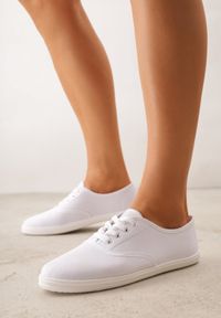 Born2be - Białe Tenisówki na Płaskiej Podeszwie ze Sznurowaniem i Okrągłym Noskiem Ezoma. Okazja: na co dzień. Nosek buta: okrągły. Zapięcie: sznurówki. Kolor: biały. Materiał: jeans, materiał. Wzór: kropki. Obcas: na płaskiej podeszwie. Styl: casual #1