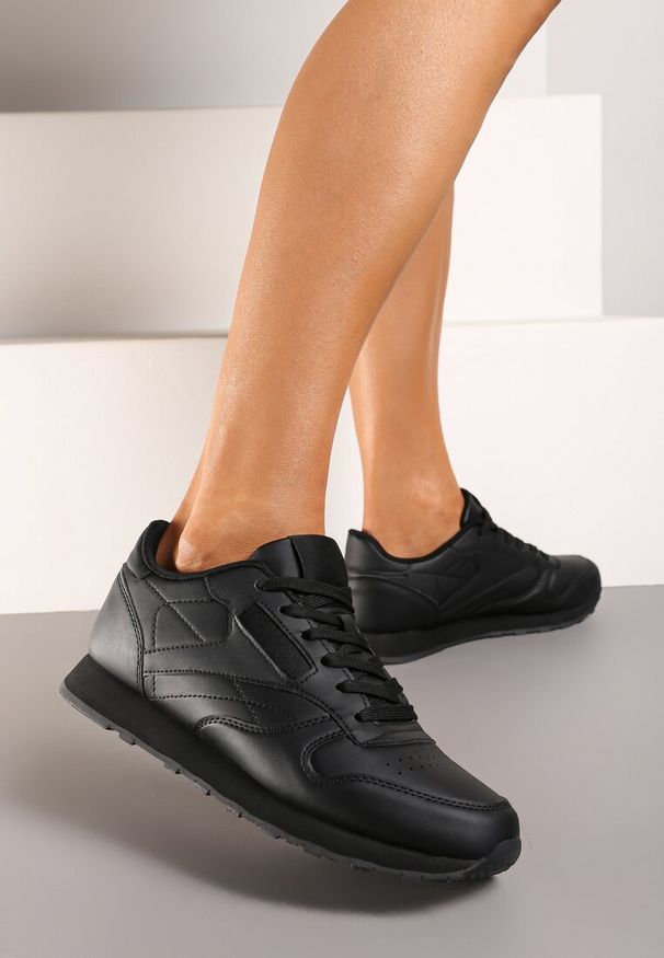 Born2be - Czarne Klasyczne Sneakersy Sznurowane przed Kostkę Effisia. Okazja: na co dzień. Wysokość cholewki: przed kostkę. Kolor: czarny