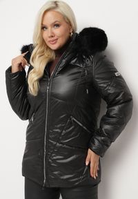 Born2be - Czarna Kurtka Lekko Pikowana z Odpinanym Kapturem i Futerkiem Fioritta. Kolekcja: plus size. Kolor: czarny. Materiał: futro. Sezon: zima